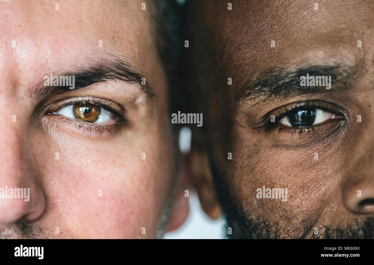 Deux hommes ethniques différentes&# 39;s yeux closeup Banque D'Images