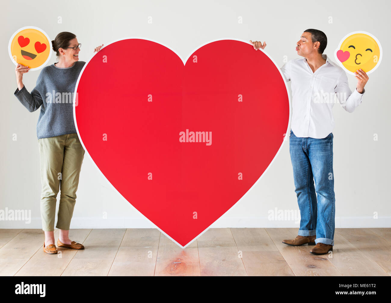Couple holding red heart immersive Banque D'Images