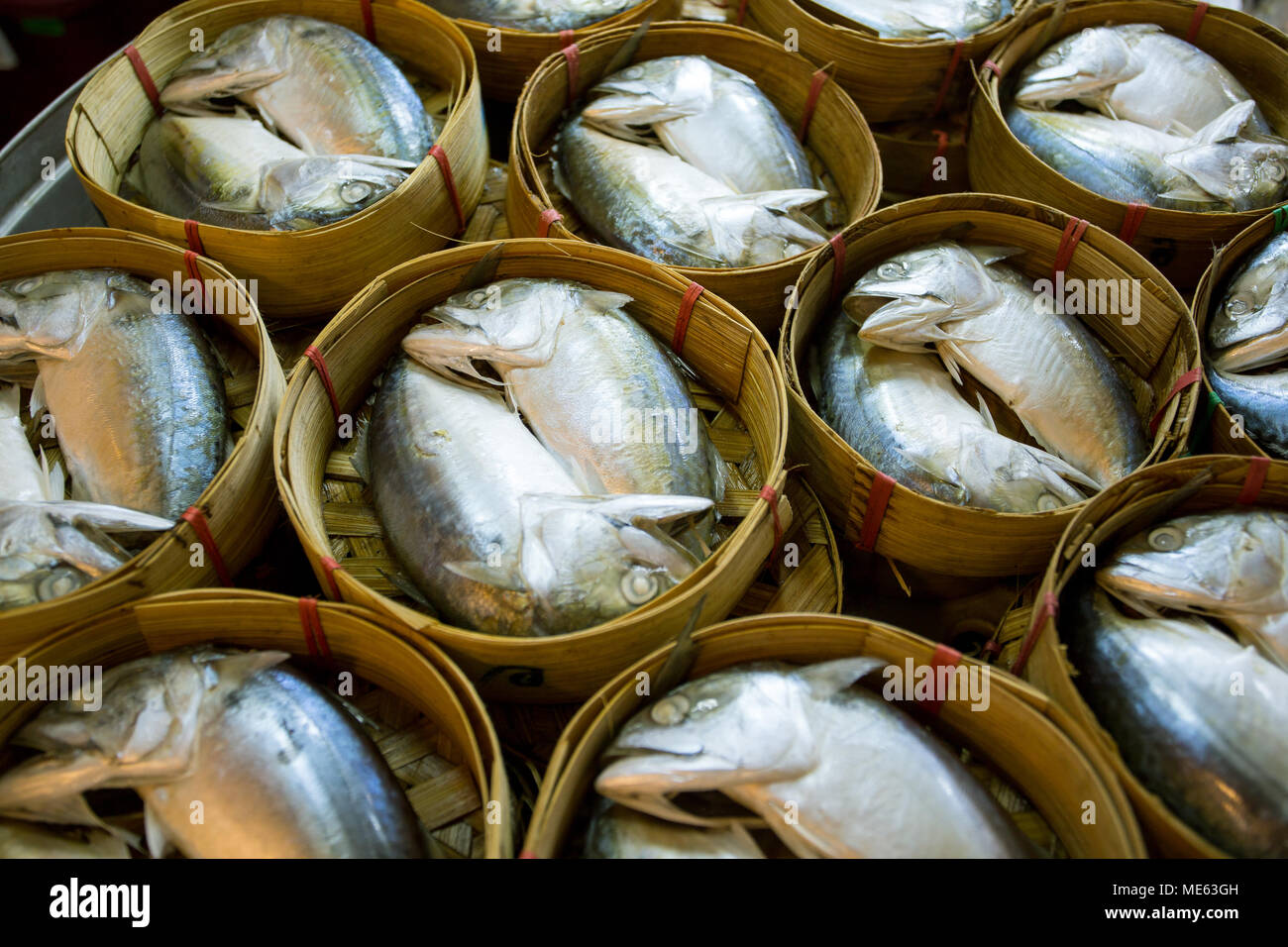 Paniers de maquereau poisson dans les marchés de rue thaïlandaise Banque D'Images