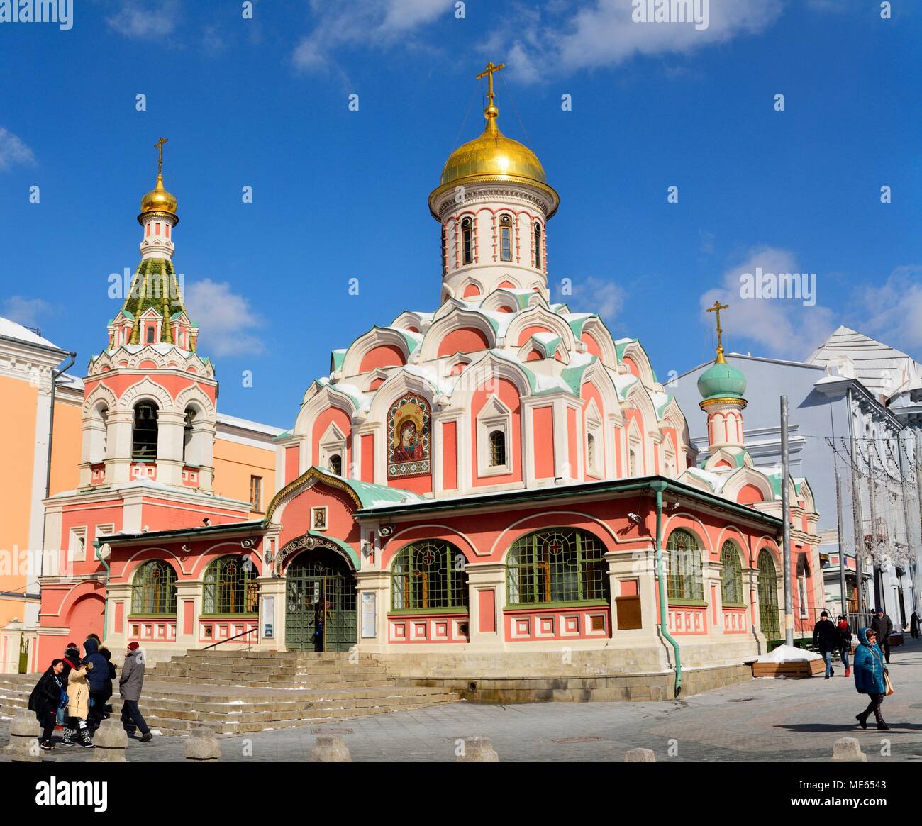 Moscou, Russie - le 17 mars 2018. Vue extérieure de la Cathédrale de Kazan à Moscou, avec les personnes et les bâtiments alentour. Banque D'Images