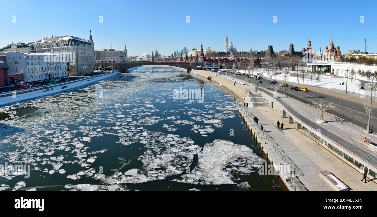 Moscou, Russie - le 18 mars 2018. Vue sur la rivière de Moscou en direction de Kremlin, de Zaryadye park, avec ses bâtiments historiques, le trafic des navires de croisière et de la ville Banque D'Images