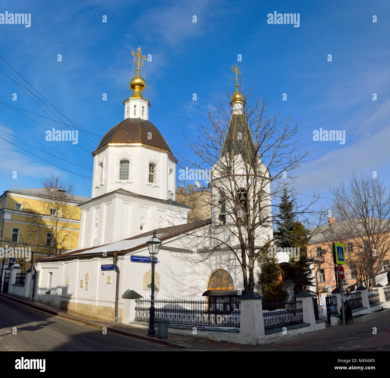 Moscou, Russie - le 19 mars 2018. Vue extérieure de l'église de la petite ascension sur Bolshaya Nikitskaya street à Moscou, avec autour du bâtiment Banque D'Images