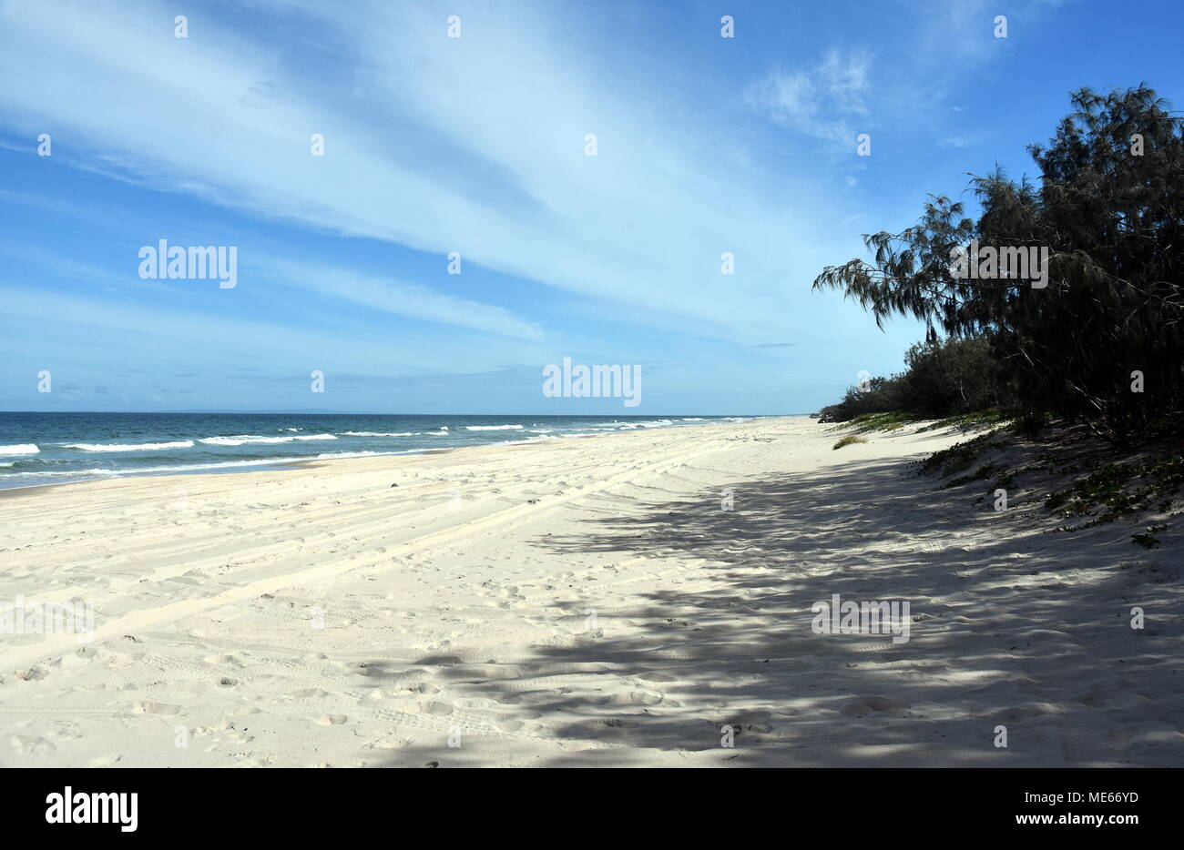 Plage de l'océan dans la brousse pendant plus tendance sur une journée ensoleillée à Woorim, Bribie Island, Australie. Banque D'Images