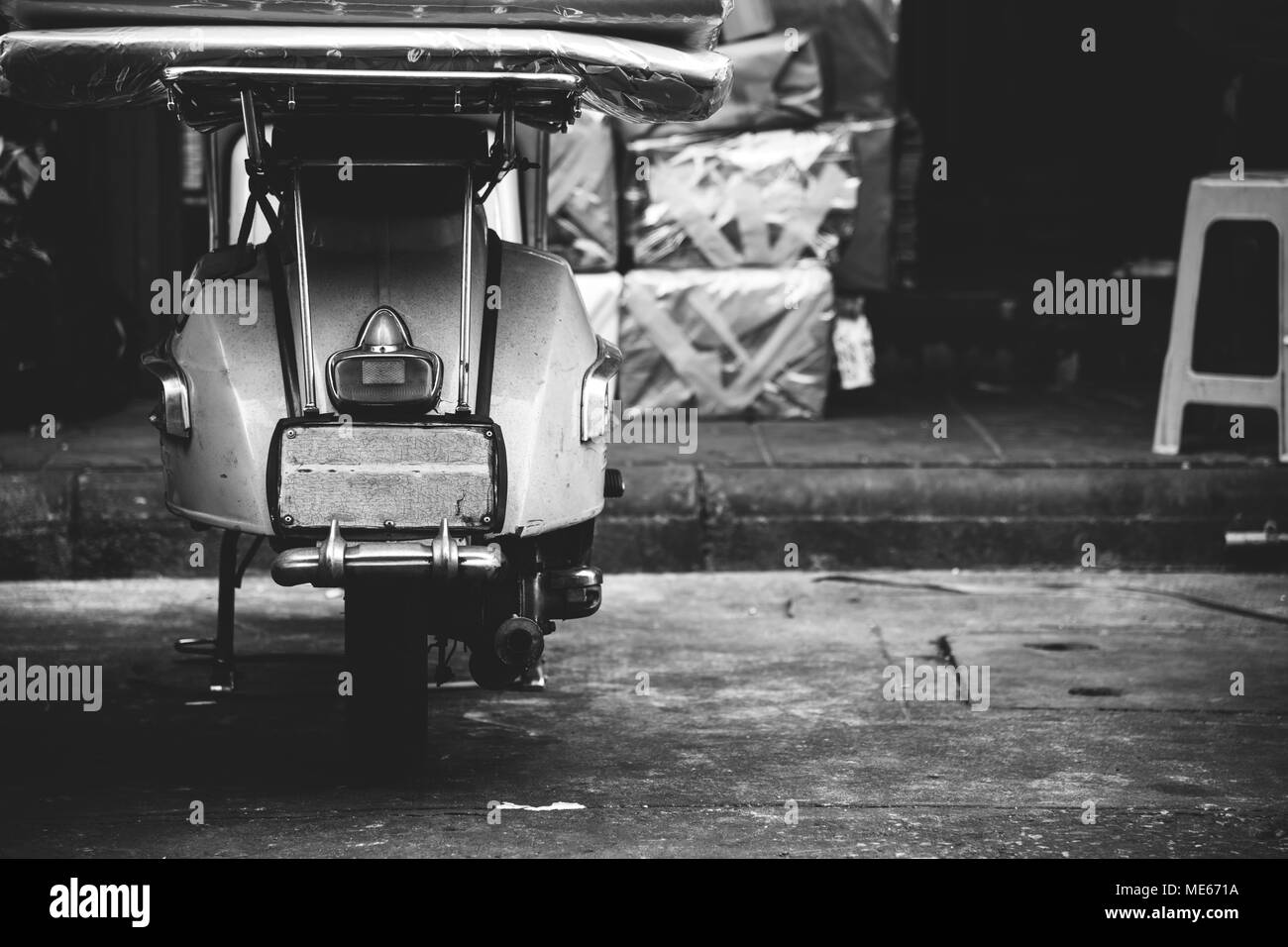 Vieux scooter stationné sur une rue Banque D'Images