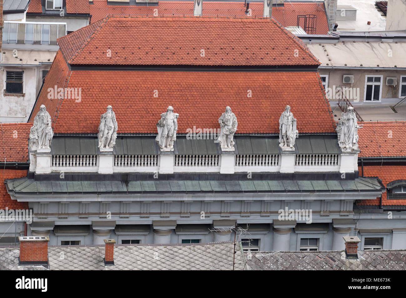 Statues sur façade de l'ancien bâtiment de la ville de Zagreb, Croatie. Banque D'Images