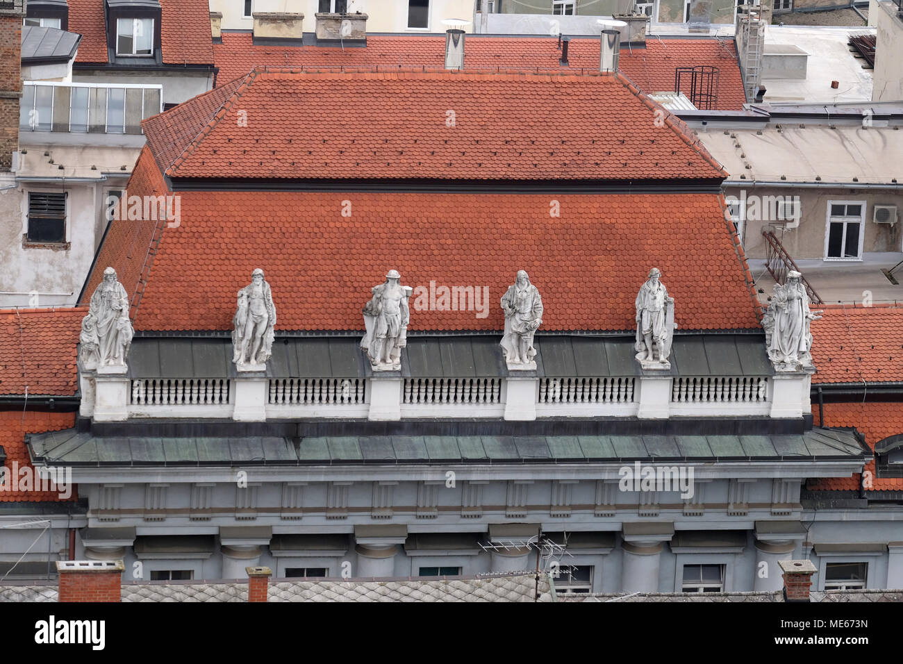Statues sur façade de l'ancien bâtiment de la ville de Zagreb, Croatie. Banque D'Images Statues sur façade de l'ancien bâtiment de la ville de Zagreb, Croatie. Banque D'Images