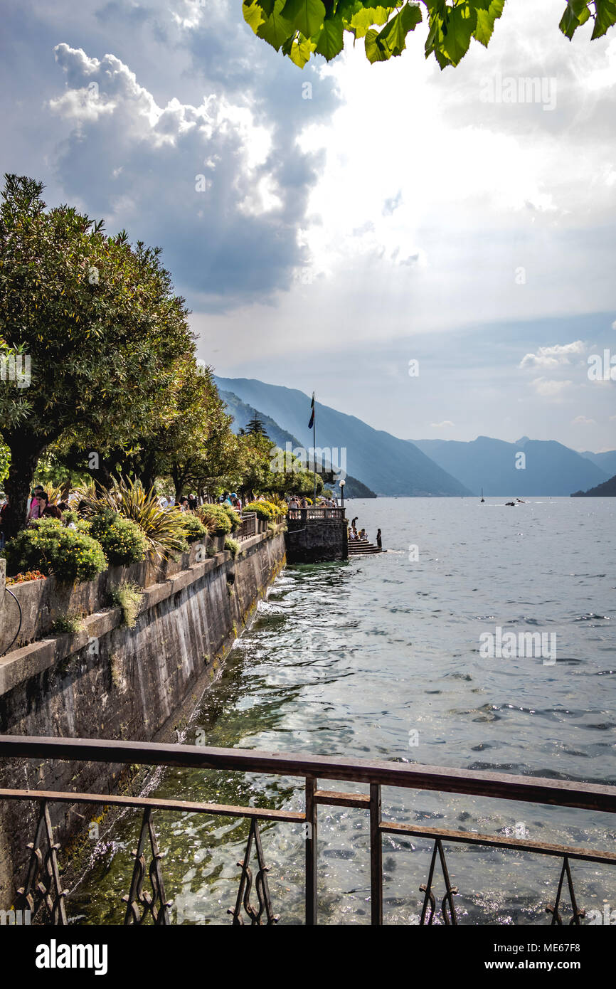 Regarder les nuages se déplacer sur le lac - Bellagio - Lago di Como - Italie Banque D'Images