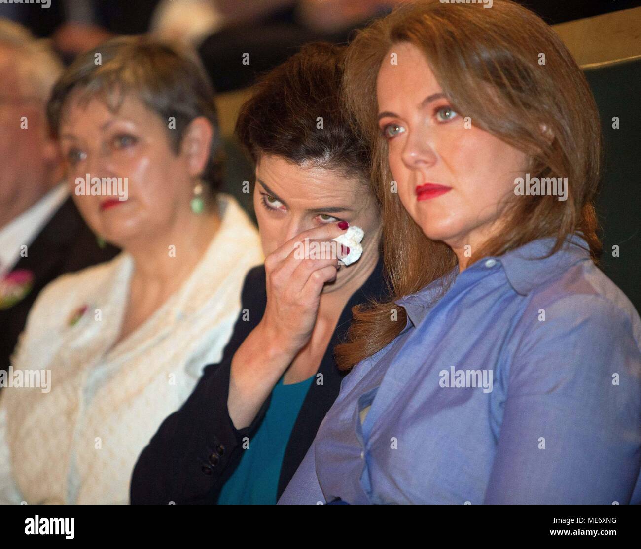 Kate O'Connell (centre) lors d'un événement organisé par les membres du Fine Gael en appuyant sur pour un oui au référendum à venir sur le Huitième amendement, à la Smock Alley Theatre à Dublin. Banque D'Images