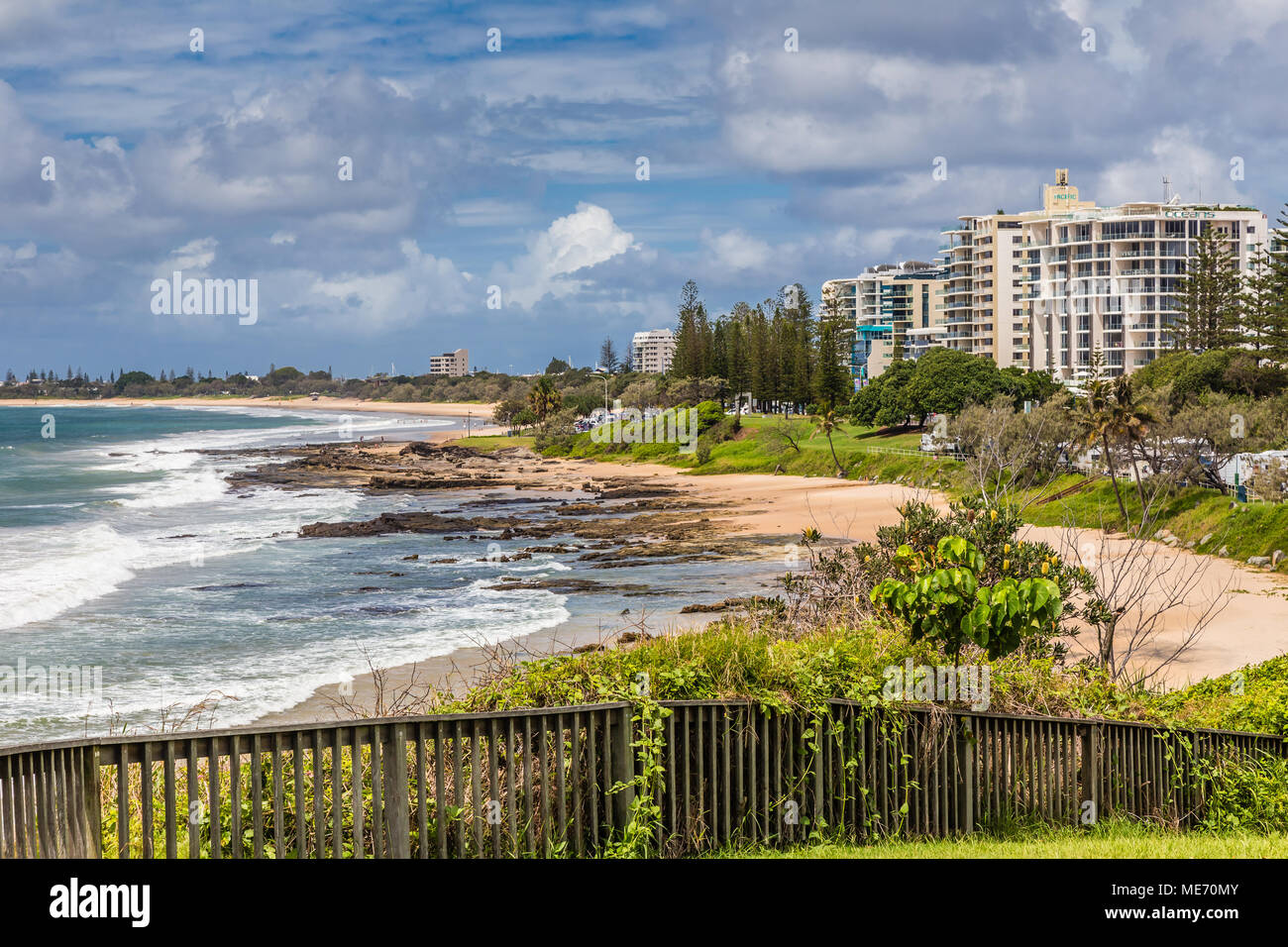 Le long de la plage de Mooloolaba, montrant appartements entourés de verdure, sous un ciel nuageux. Le 17 mars. 2016. Banque D'Images