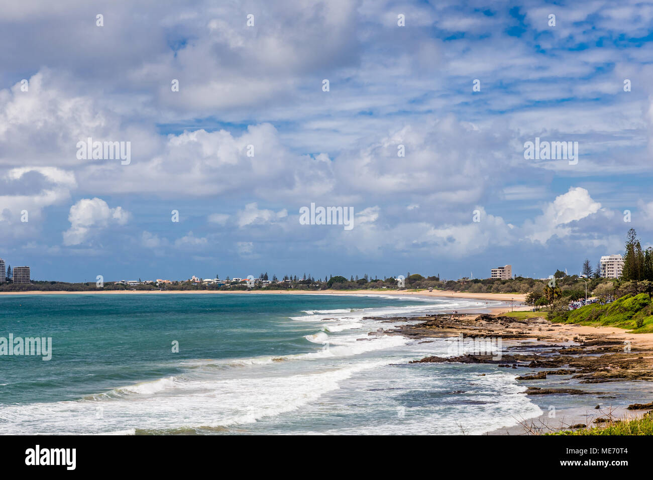 Le long de la plage de Mooloolaba, montrant la courbe de la baie, sous un ciel nuageux. Le 17 mars. 2016. Banque D'Images