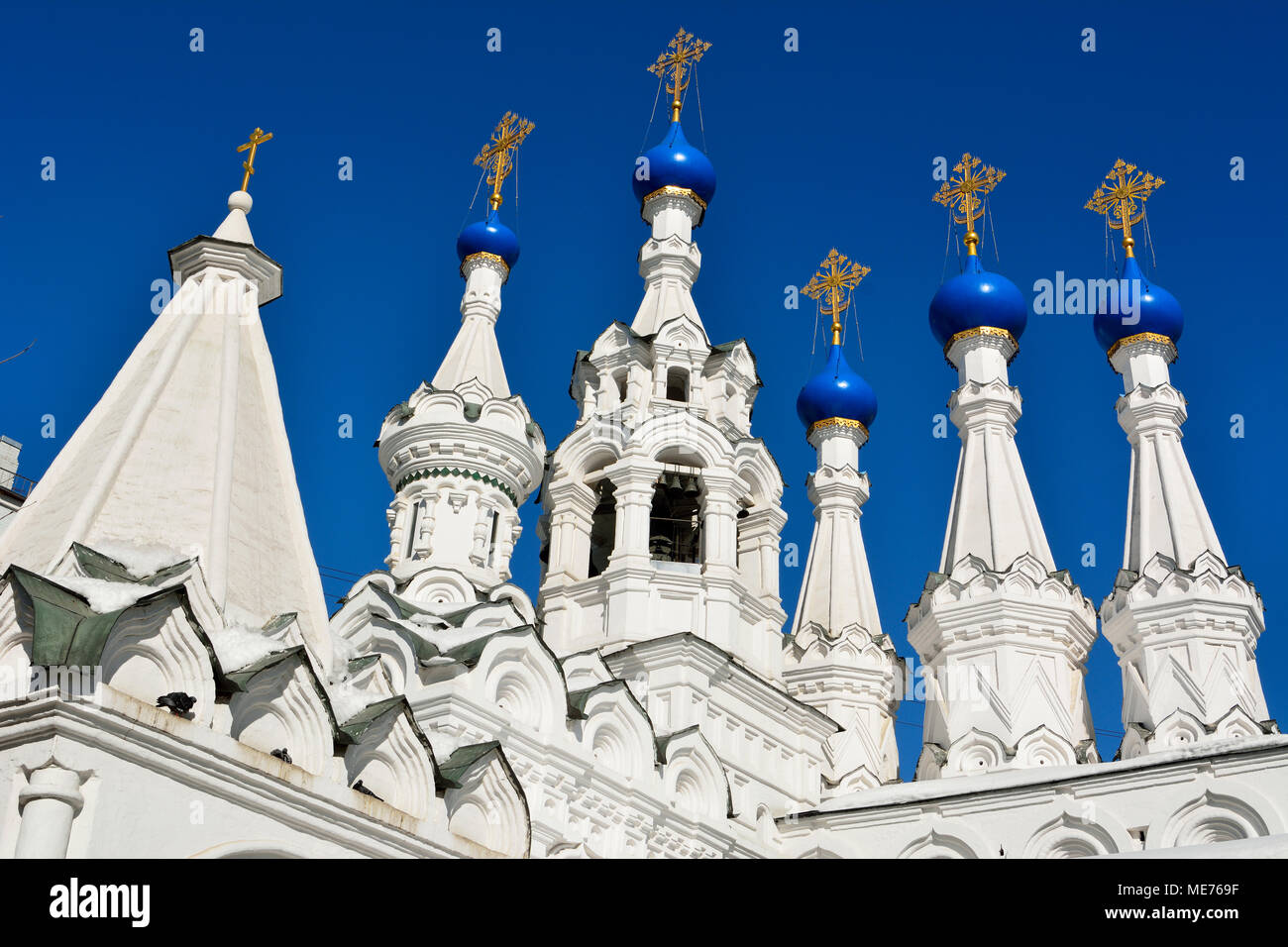 Les dômes et les croisements de l'église de la Nativité de la Vierge en Putinki à Moscou, Russie, datant de 1652. Banque D'Images