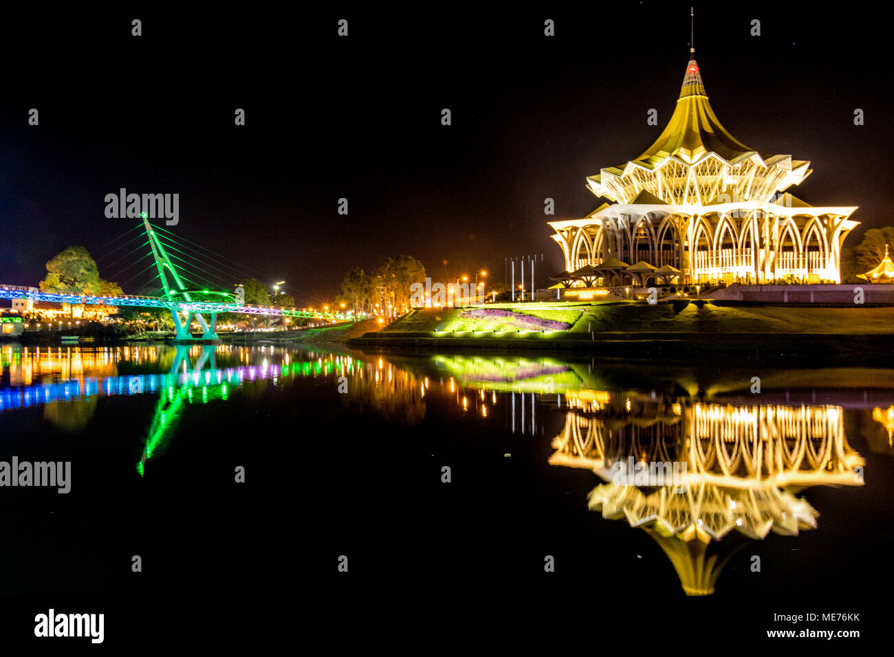 Darul Hana pont ou pont d'or sur la rivière Sarawak à la nuit dans la ville de Kuching, Sarawak, Malaisie île de Bornéo Banque D'Images