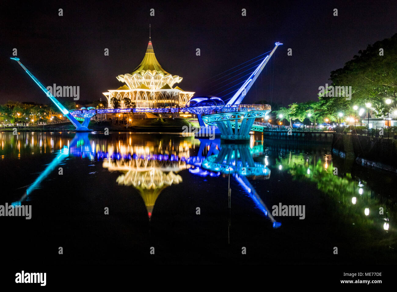 Darul Hana pont ou pont d'or sur la rivière Sarawak à la nuit dans la ville de Kuching, Sarawak, Malaisie île de Bornéo Banque D'Images