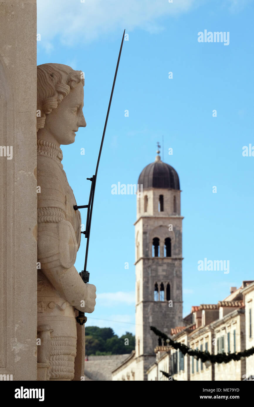 La colonne d'Orlando, plus ancienne sculpture profane en Dubrovnik, Croatie. Église des franciscains, à l'arrière-plan. Banque D'Images