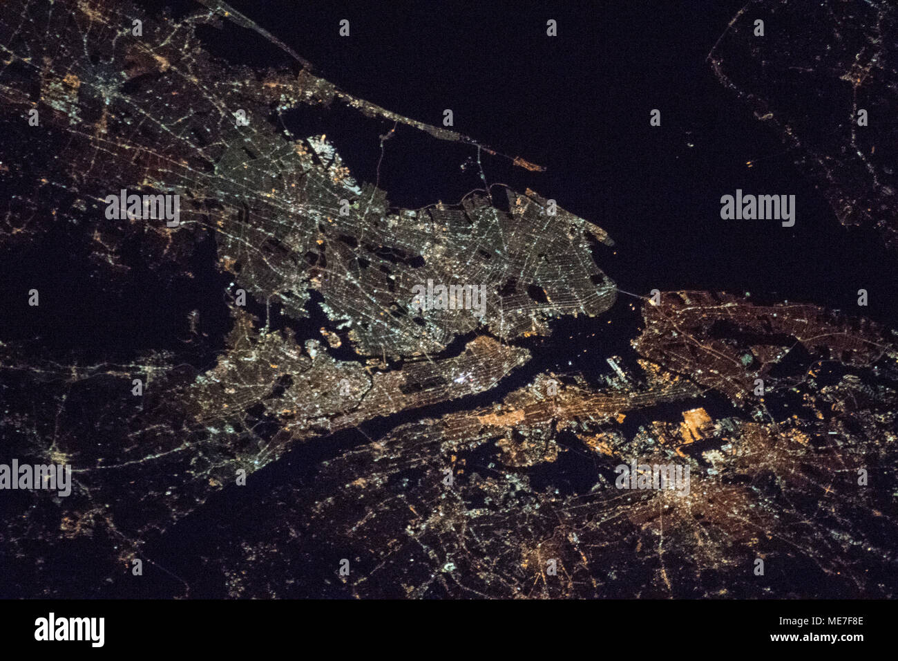 Un satellite de la ville des lumières la nuit dans la zone métropolitaine de New York City et ses cinq quartiers vu de la Station spatiale internationale de la NASA, le 23 novembre 2017 dans l'orbite de la Terre. (Photo de la NASA par Planetpix) Banque D'Images