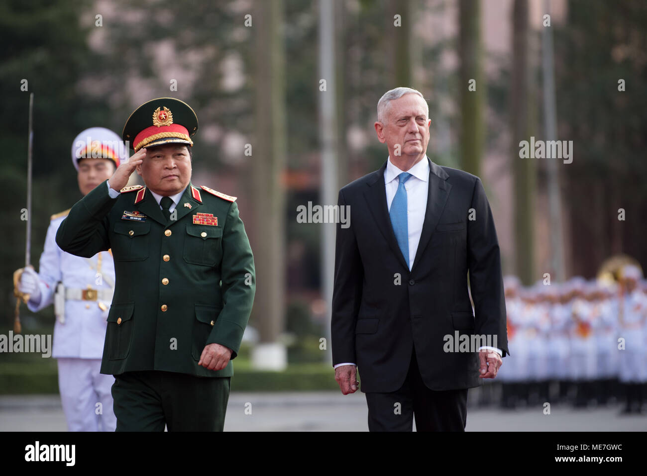 Le ministre de la Défense nationale vietnamienne Ngo Xuan Lich (à gauche) rencontre le secrétaire américain à la Défense, James Mattis 24 janvier 2018 à Hanoi, Vietnam. (Photo par Amber I. Smith par Planetpix) Banque D'Images