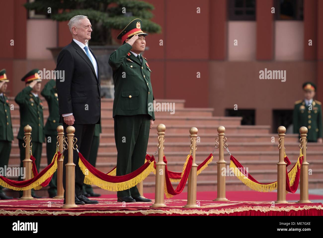 Le Secrétaire à la défense américain James Mattis (à gauche) rencontre avec le ministre de la Défense nationale vietnamienne Ngo Xuan Lich 24 janvier 2018 à Hanoi, Vietnam. (Photo par Amber I. Smith par Planetpix) Banque D'Images