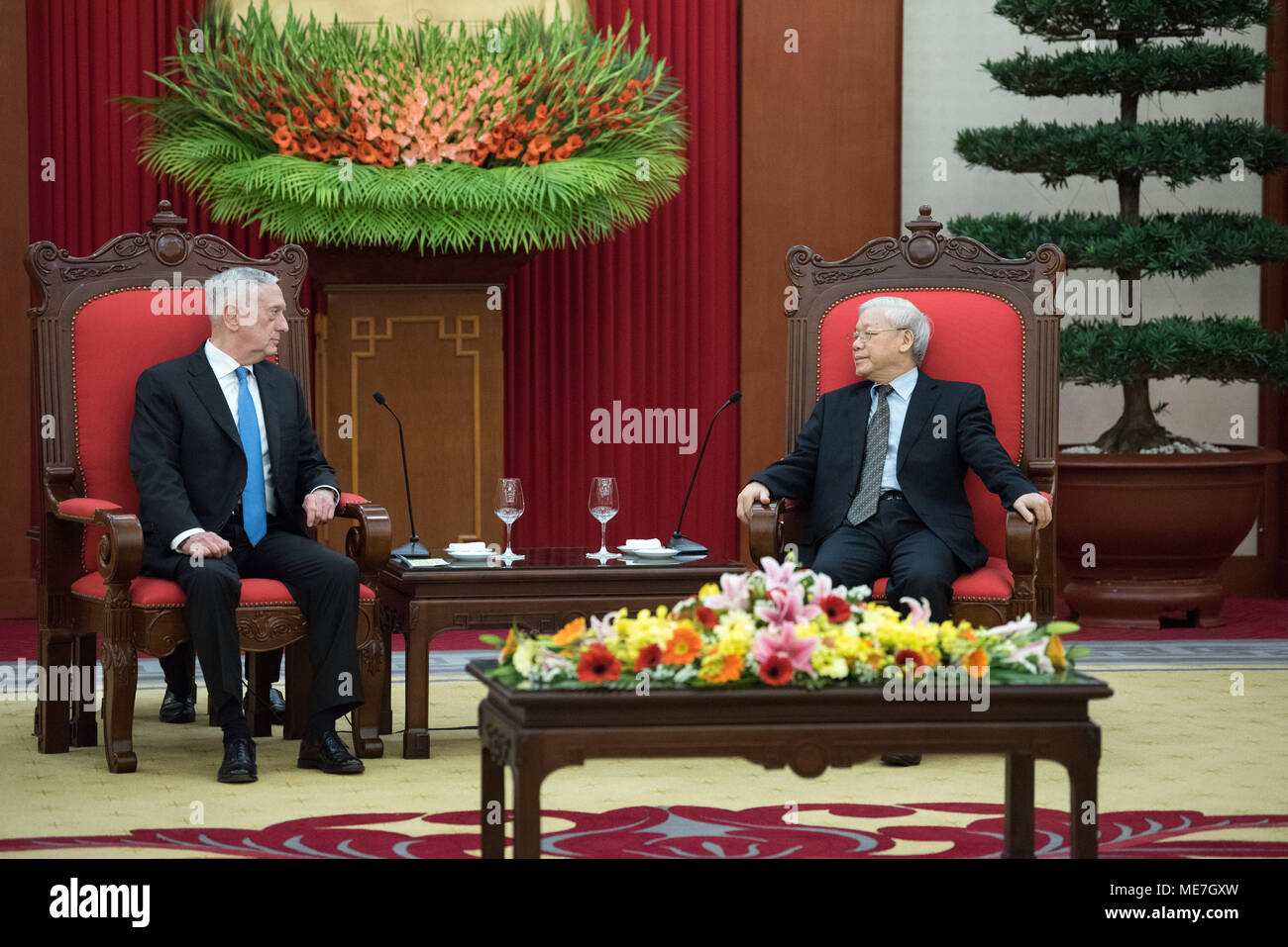 Le Secrétaire à la défense américain James Mattis (à gauche) rencontre avec le Secrétaire Général du Parti communiste vietnamien Nguyen Phu Trong, 24 janvier 2018 à Hanoi, Vietnam. (Photo par Amber I. Smith par Planetpix) Banque D'Images