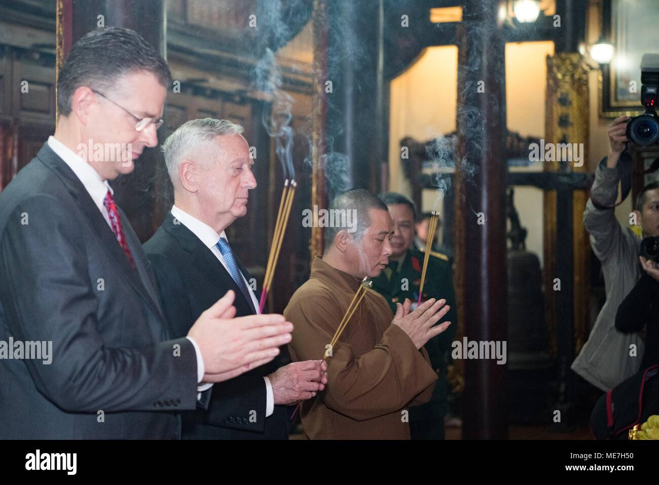 Le Secrétaire à la défense américain James Mattis visite le temple bouddhiste de la Pagode Tran Quoc, 25 janvier 2018 à Hanoi, Vietnam. (Photo par Amber I. Smith par Planetpix) Banque D'Images
