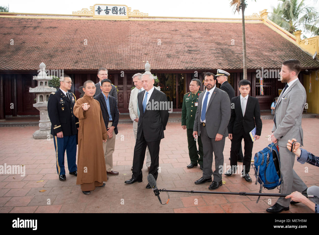 Le Secrétaire à la défense américain James Mattis visite le temple bouddhiste de la Pagode Tran Quoc, 25 janvier 2018 à Hanoi, Vietnam. (Photo par Amber I. Smith par Planetpix) Banque D'Images