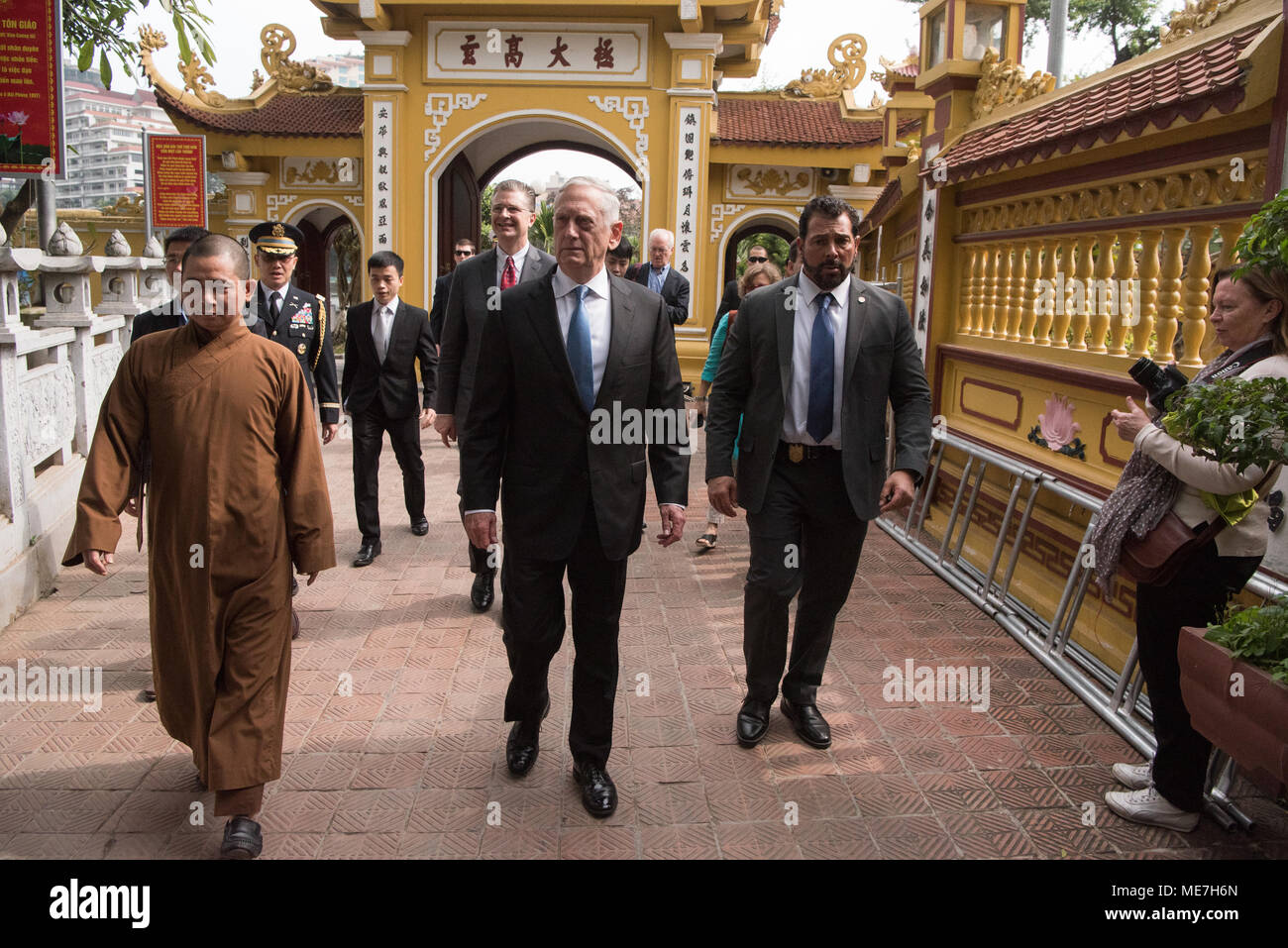 Le Secrétaire à la défense américain James Mattis (centre) visite le temple bouddhiste de la Pagode Tran Quoc, 25 janvier 2018 à Hanoi, Vietnam. (Photo par Amber I. Smith par Planetpix) Banque D'Images
