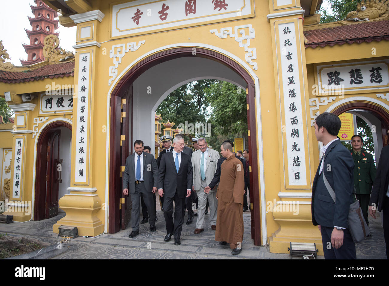 Le Secrétaire à la défense américain James Mattis visite le temple bouddhiste de la Pagode Tran Quoc, 25 janvier 2018 à Hanoi, Vietnam. (Photo par Amber I. Smith par Planetpix) Banque D'Images