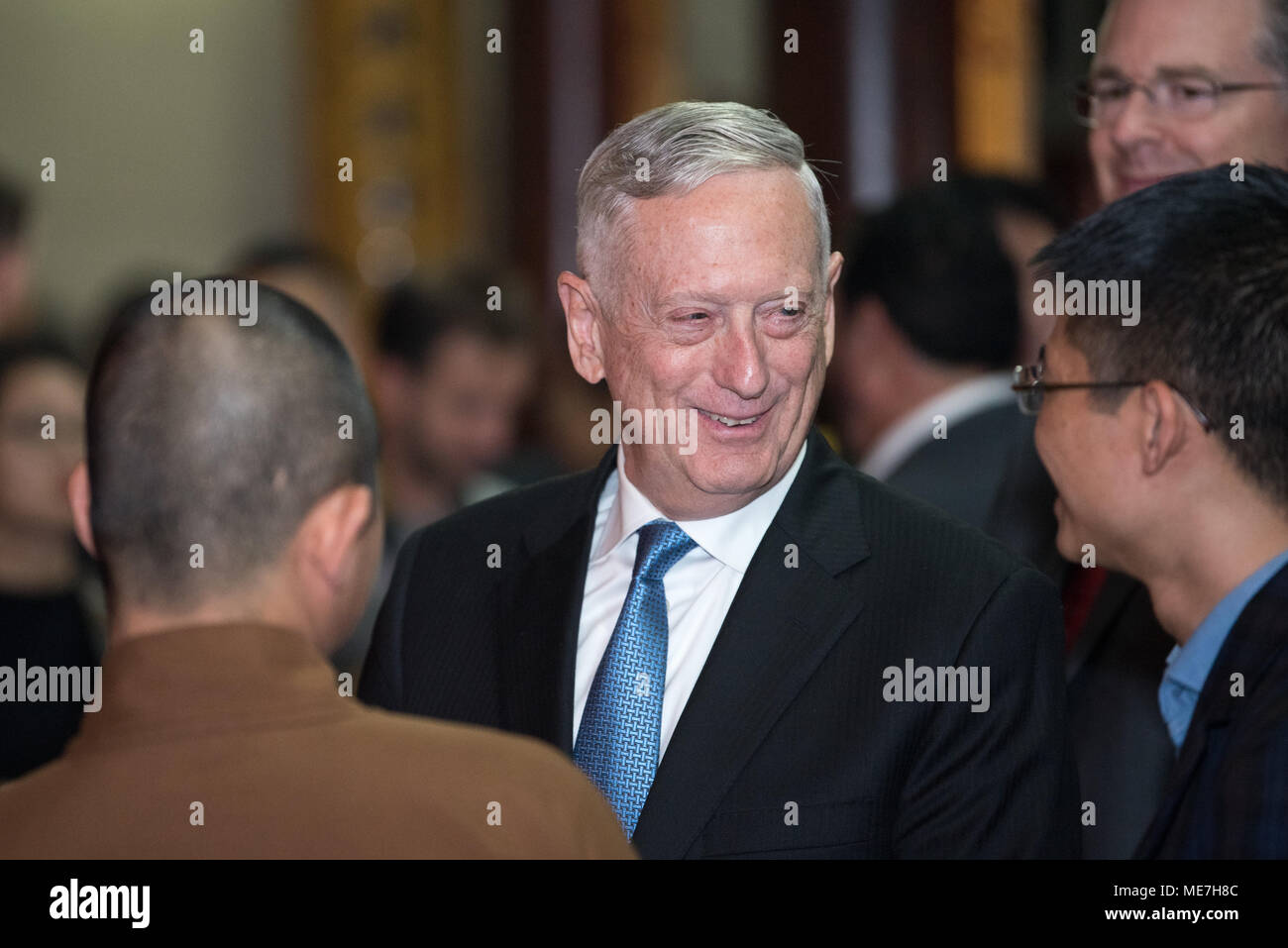 Le Secrétaire à la défense américain James Mattis visite le temple bouddhiste de la Pagode Tran Quoc, 25 janvier 2018 à Hanoi, Vietnam. (Photo par Amber I. Smith par Planetpix) Banque D'Images