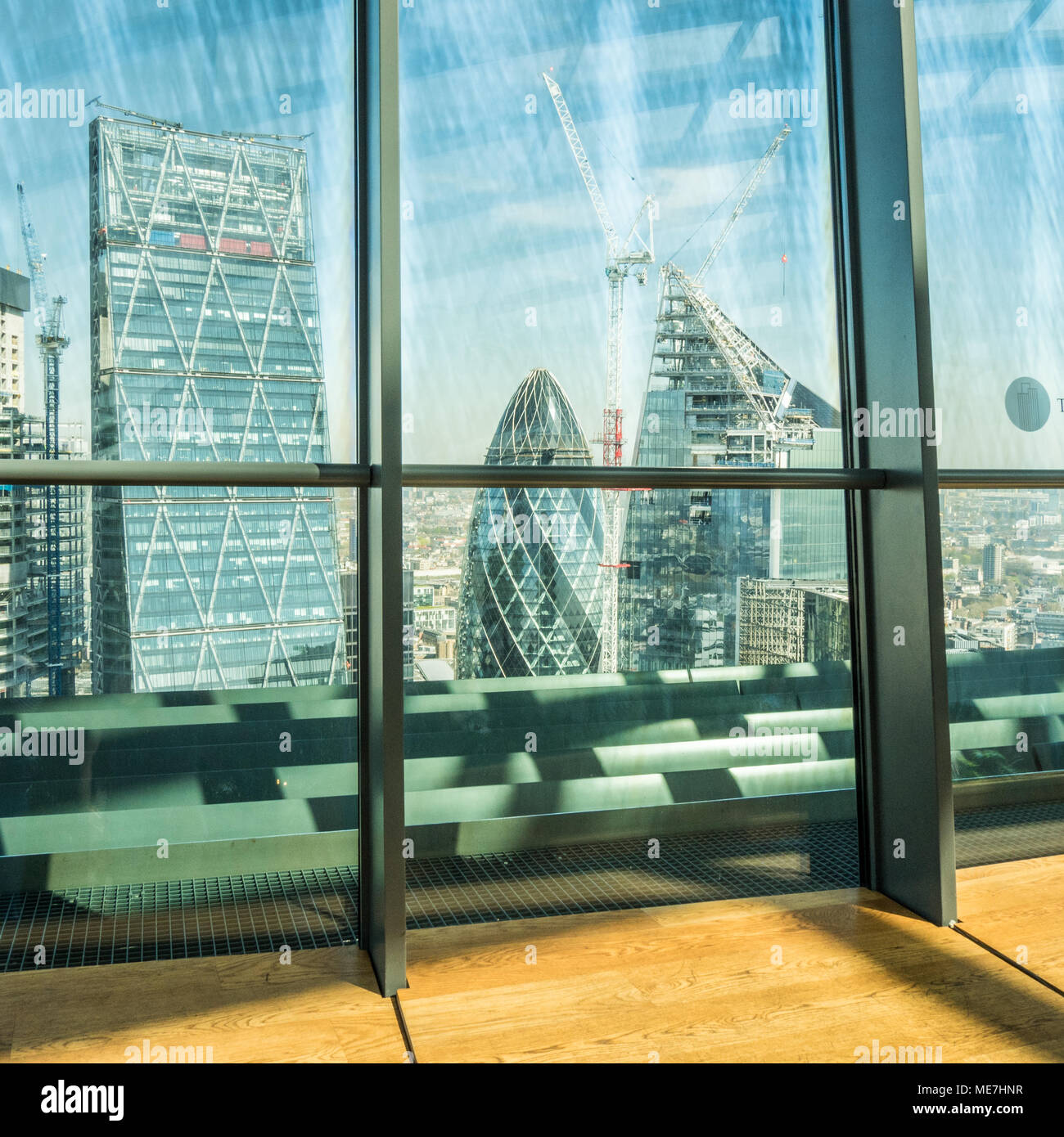 Sky Garden, de l'intérieur 'talkie walkie', gratte-ciel de Londres. Lookin vers la râpe à fromage et bâtiments Gherkin Banque D'Images