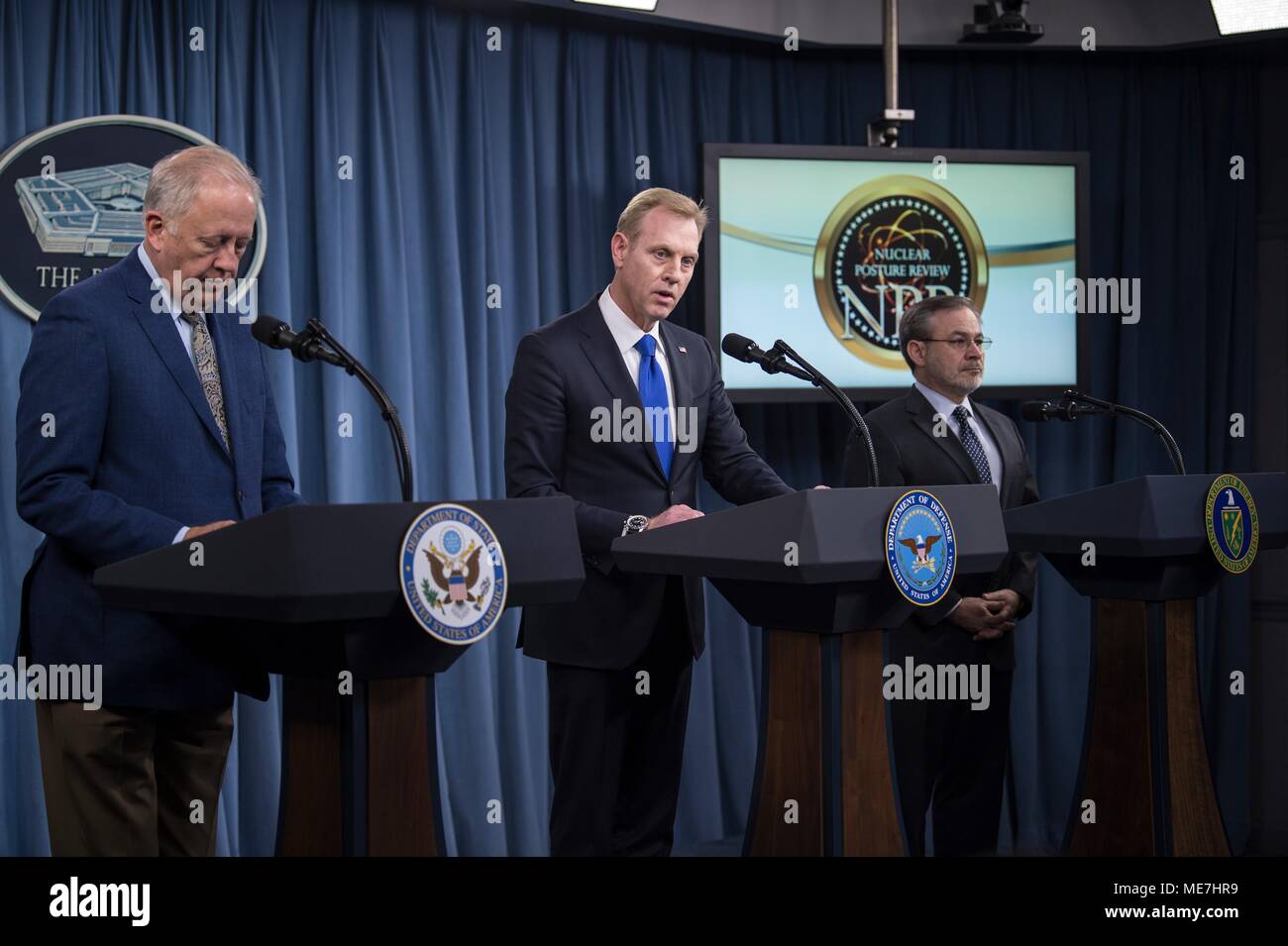 Sous-secrétaire d'État aux affaires politiques Thomas Shannon (à gauche), Secrétaire adjoint à la défense américain Patrick Shanahan, vice-secrétaire de l'Énergie des États-Unis et Dan Brouillette la parole au cours d'une conférence de presse sur la révision de la doctrine nucléaire au Pentagone Le 2 février 2018 à Washington, DC. (Photo par Kathryn E. Holm par Planetpix) Banque D'Images