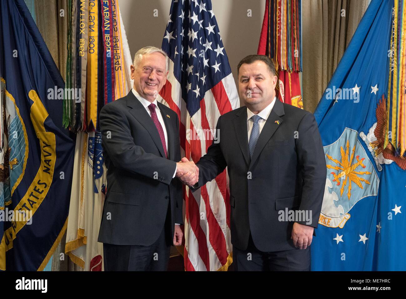Le Secrétaire à la défense américain James Mattis (à gauche) rencontre avec le ministre de la défense ukrainien Stepan Poltorak au Pentagone Le 2 février 2018 à Washington, DC. (Photo par Amber I. Smith par Planetpix) Banque D'Images