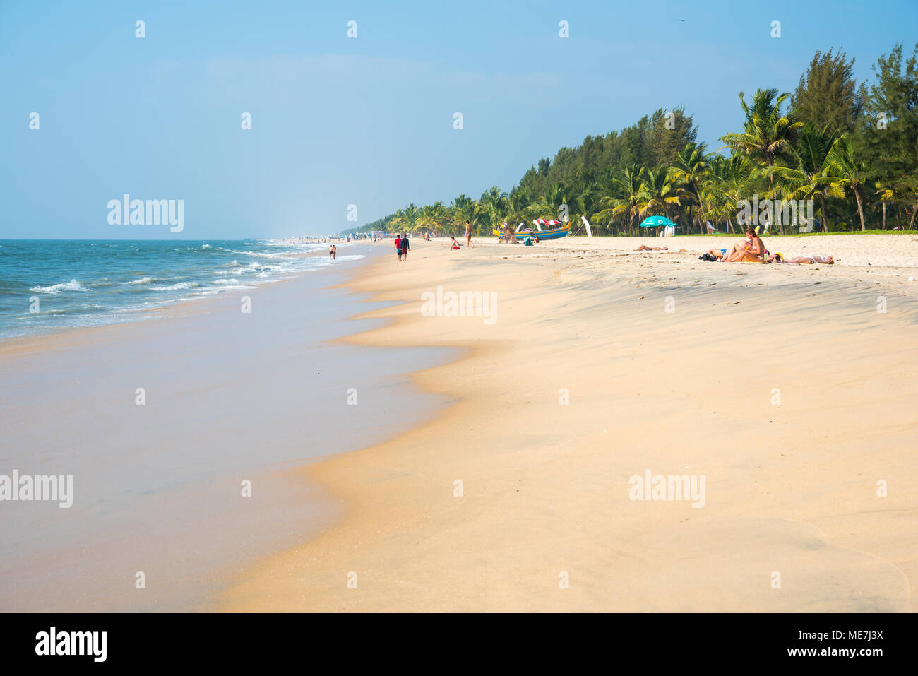 Le surf, le sable et les touristes vous détendre sur Marari Beach. Elle est considérée comme la plus plage bien entretenue dans Alleppey (Alappuzha) district. Banque D'Images