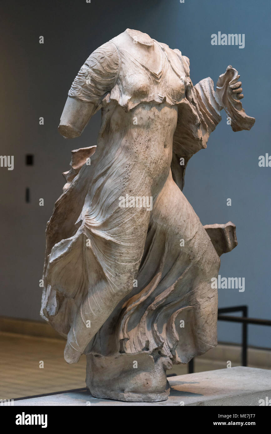 Londres. L'Angleterre. Sculpture d'une néréide, à partir de la Néréide Monument au British Museum, de Xanthos, Turquie, 390-380 B.C. Banque D'Images