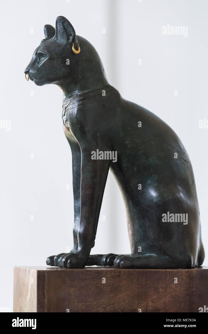 Londres. L'Angleterre. British Museum, le chat Gayer-Anderson ca. 600 avant J.-C., peut-être de Saqqara, Egypte. Le chat Gayer-Anderson est un hollow-bronze coulé fig Banque D'Images