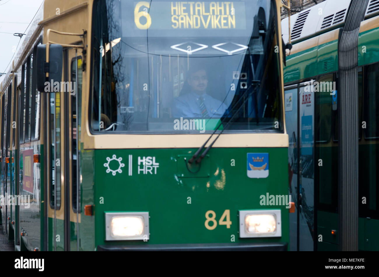 Le tramway numéro 6 T en passant devant la place du marché Kauppatori à Helsinki Finlande Europe Banque D'Images