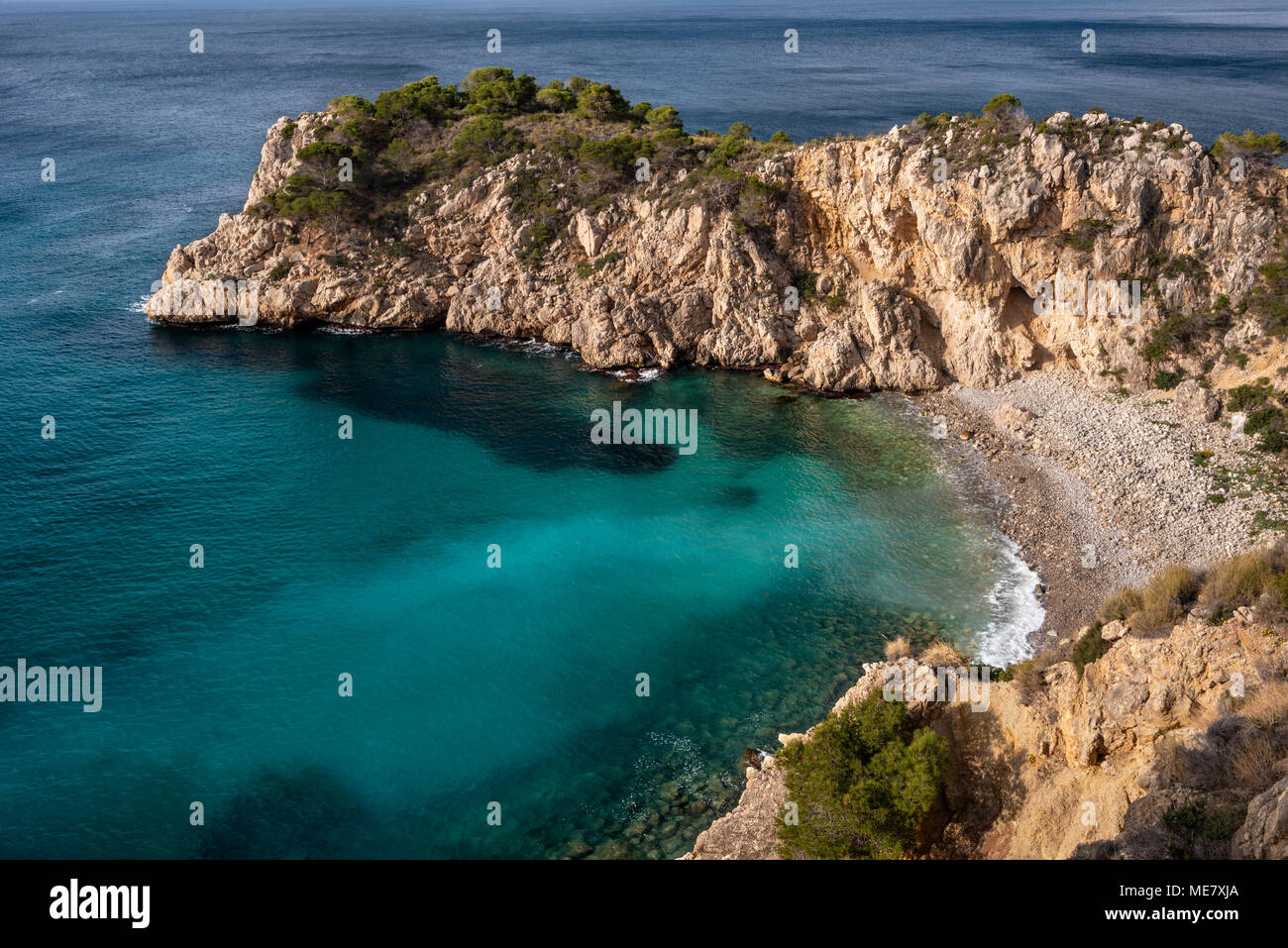 Entre Calpe et Altea Mascarat le point avec ses plages d'eau turquoise, Altea, Costa Blanca, Alicante province,Espagne Banque D'Images