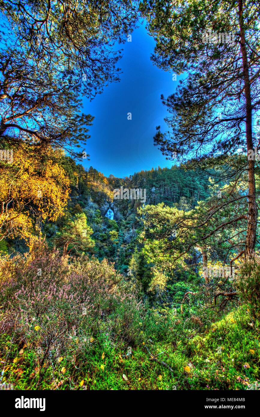 Le Loch Ness, en Ecosse. Vue artistique de Camus d'automne forêt zone au-dessus du Loch Ness village de foyers. Banque D'Images