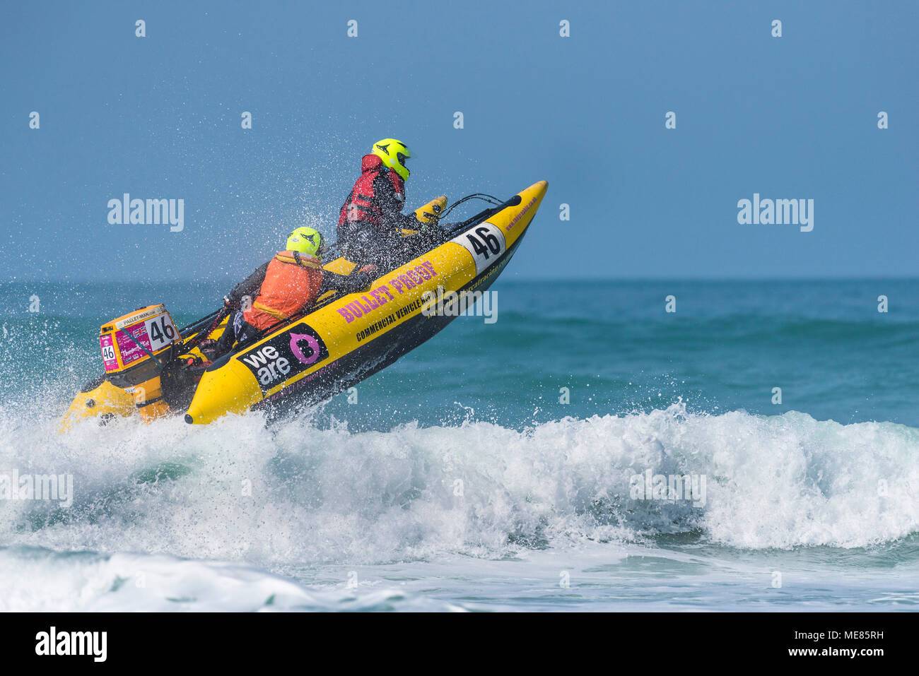Newquay, Cornwall, UK. 21 avril, 2018. Le 5ème prb mis à l'UK a retourné à la célèbre plage de Fistral Newquay pour les Rounds 3&4 de la 2018 Le 5ème prb mis à l'championnats. L'action aérienne spectaculaire que certains des bateaux gonflables de 4m a frappé le surf et d'atteindre des hauteurs de 20 +ft dans l'air. Gordon 1928/Alamy Live News Banque D'Images