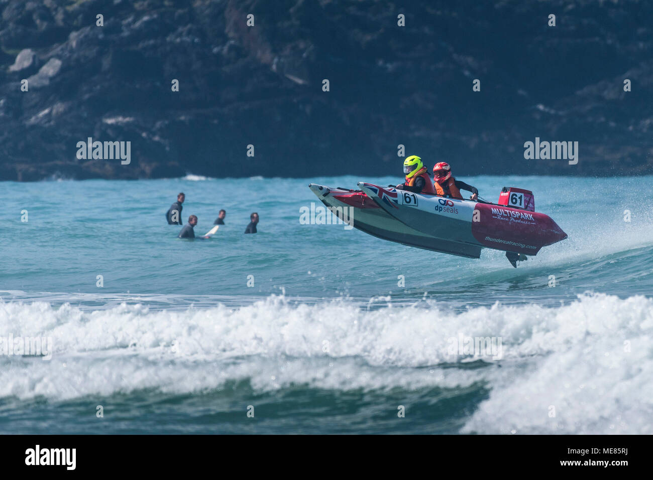 Newquay, Cornwall, UK. 21 avril, 2018. Le 5ème prb mis à l'UK a retourné à la célèbre plage de Fistral Newquay pour les Rounds 3&4 de la 2018 Le 5ème prb mis à l'championnats. L'action aérienne spectaculaire que certains des bateaux gonflables de 4m a frappé le surf et d'atteindre des hauteurs de 20 +ft dans l'air. Gordon 1928/Alamy Live News Banque D'Images