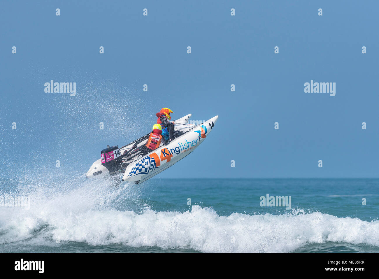 Newquay, Cornwall, UK. 21 avril, 2018. Le 5ème prb mis à l'UK a retourné à la célèbre plage de Fistral Newquay pour les Rounds 3&4 de la 2018 Le 5ème prb mis à l'championnats. L'action aérienne spectaculaire que certains des bateaux gonflables de 4m a frappé le surf et d'atteindre des hauteurs de 20 +ft dans l'air. Gordon 1928/Alamy Live News Banque D'Images