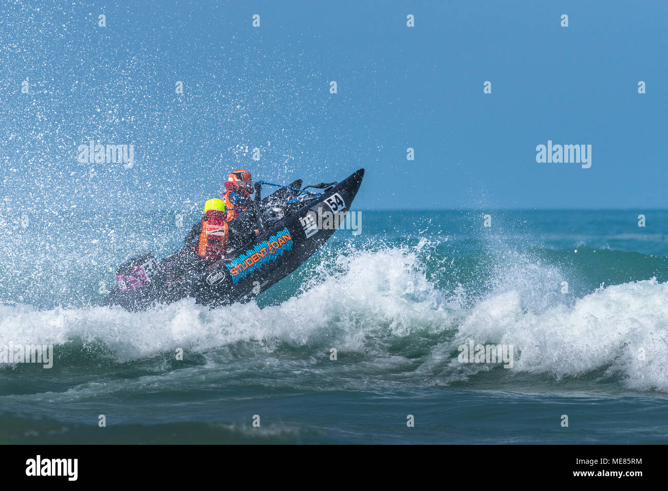 Newquay, Cornwall, UK. 21 avril, 2018. Le 5ème prb mis à l'UK a retourné à la célèbre plage de Fistral Newquay pour les Rounds 3&4 de la 2018 Le 5ème prb mis à l'championnats. L'action aérienne spectaculaire que certains des bateaux gonflables de 4m a frappé le surf et d'atteindre des hauteurs de 20 +ft dans l'air. Gordon 1928/Alamy Live News Banque D'Images