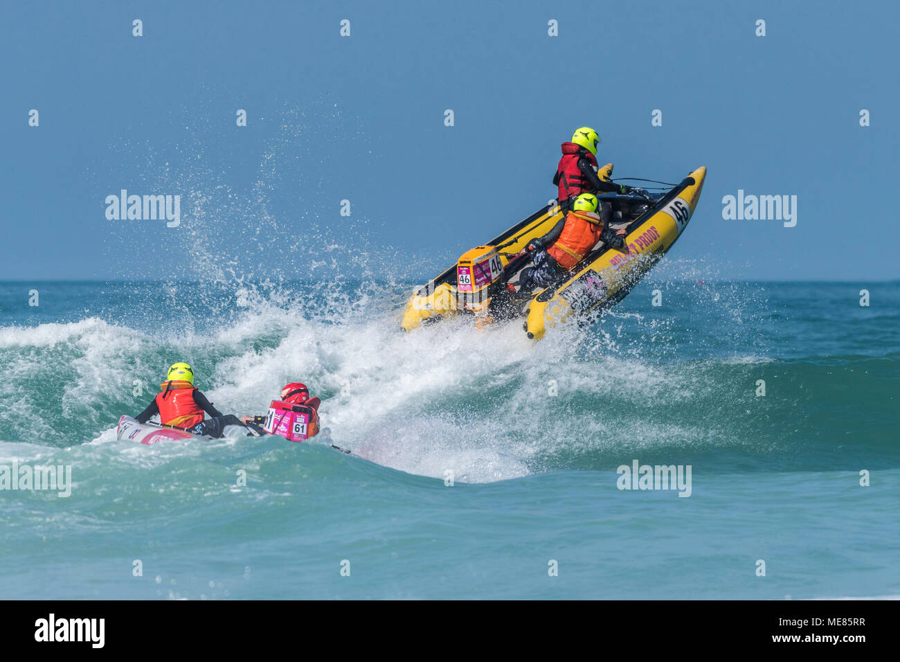 Newquay, Cornwall, UK. 21 avril, 2018. Le 5ème prb mis à l'UK a retourné à la célèbre plage de Fistral Newquay pour les Rounds 3&4 de la 2018 Le 5ème prb mis à l'championnats. L'action aérienne spectaculaire que certains des bateaux gonflables de 4m a frappé le surf et d'atteindre des hauteurs de 20 +ft dans l'air. Gordon 1928/Alamy Live News Banque D'Images