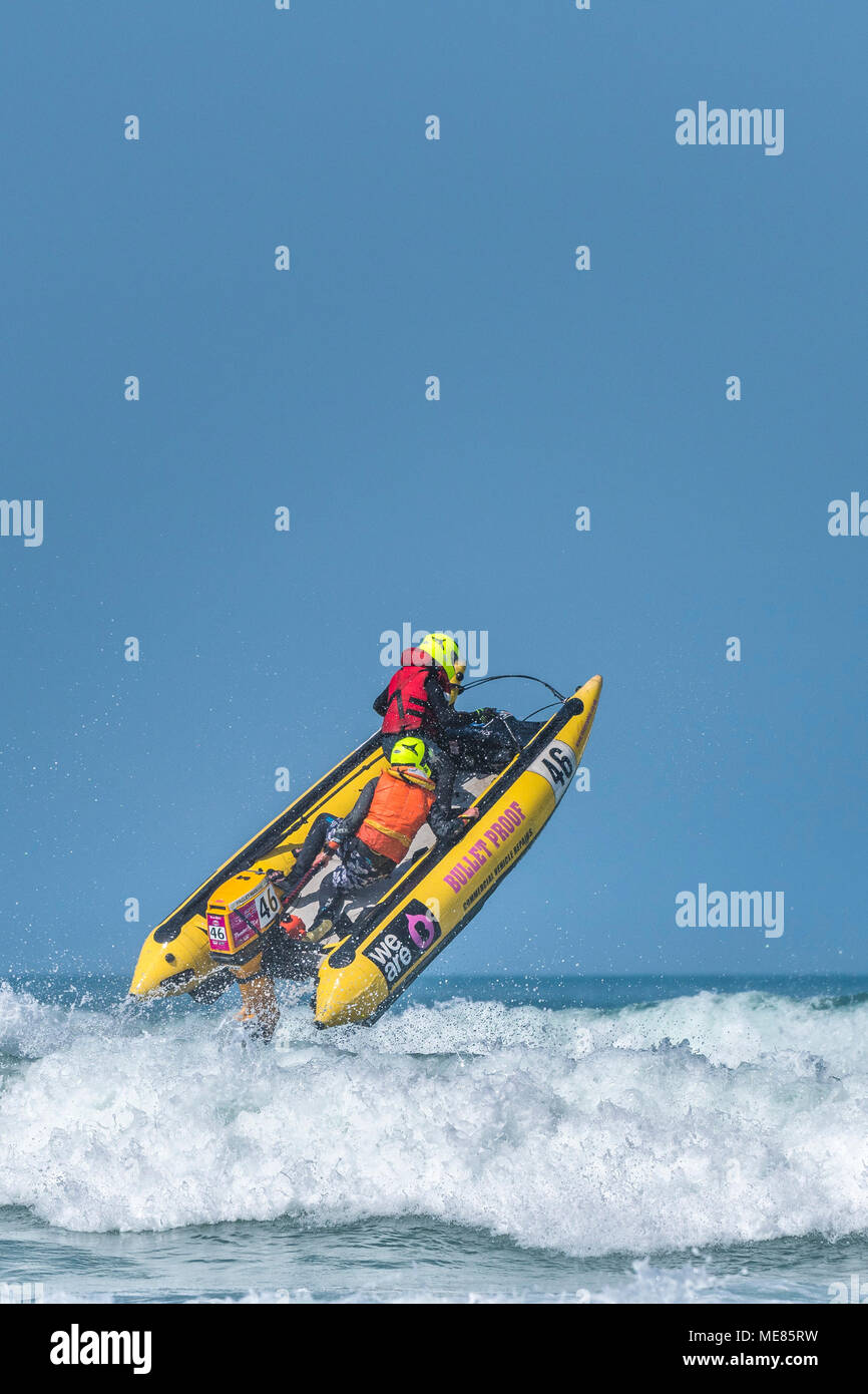 Newquay, Cornwall, UK. 21 avril, 2018. Le 5ème prb mis à l'UK a retourné à la célèbre plage de Fistral Newquay pour les Rounds 3&4 de la 2018 Le 5ème prb mis à l'championnats. Conditions météorologiques parfaites assurée action aériennes spectaculaires que certains des bateaux gonflables de 4m a frappé le surf et atteint une hauteur de 20 +ft dans l'air. Gordon 1928/Alamy Live News Banque D'Images