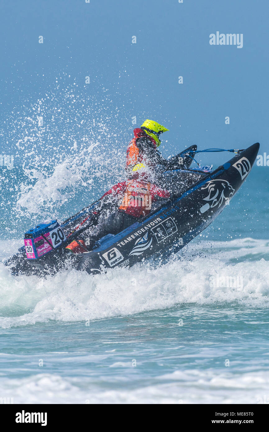 Newquay, Cornwall, UK. 21 avril, 2018. Le 5ème prb mis à l'UK a retourné à la célèbre plage de Fistral Newquay pour les Rounds 3&4 de la 2018 Le 5ème prb mis à l'championnats. Conditions météorologiques parfaites assurée action aériennes spectaculaires que certains des bateaux gonflables de 4m a frappé le surf et atteint une hauteur de 20 +ft dans l'air. Gordon 1928/Alamy Live News Banque D'Images