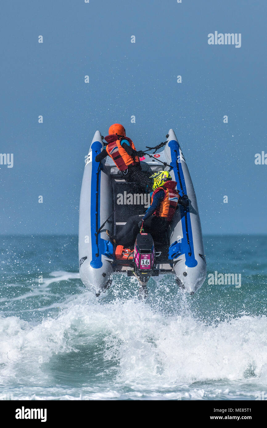 Newquay, Cornwall, UK. 21 avril, 2018. Le 5ème prb mis à l'UK a retourné à la célèbre plage de Fistral Newquay pour les Rounds 3&4 de la 2018 Le 5ème prb mis à l'championnats. Conditions météorologiques parfaites assurée action aériennes spectaculaires que certains des bateaux gonflables de 4m a frappé le surf et atteint une hauteur de 20 +ft dans l'air. Gordon 1928/Alamy Live News Banque D'Images