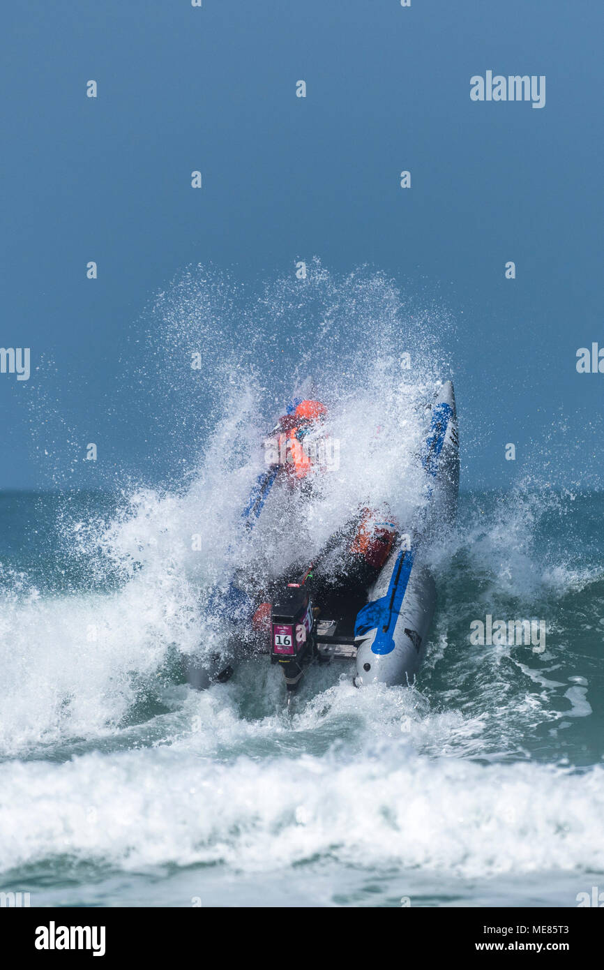 Newquay, Cornwall, UK. 21 avril, 2018. Le 5ème prb mis à l'UK a retourné à la célèbre plage de Fistral Newquay pour les Rounds 3&4 de la 2018 Le 5ème prb mis à l'championnats. L'action aérienne spectaculaire que certains des 4m bateaux gonflables poinçon dans le surf et d'atteindre des hauteurs de 20 +ft dans l'air. Gordon 1928/Alamy Live News Banque D'Images