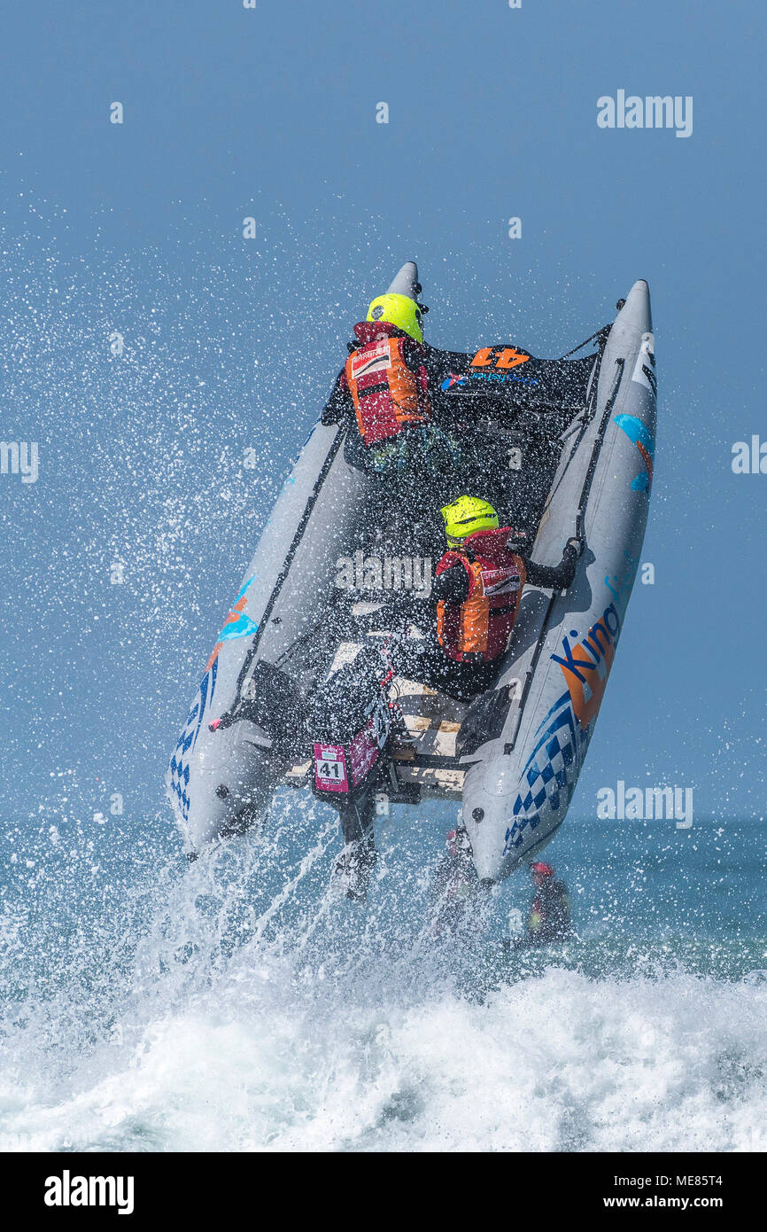Newquay, Cornwall, UK. 21 avril, 2018. Le 5ème prb mis à l'UK a retourné à la célèbre plage de Fistral Newquay pour les Rounds 3&4 de la 2018 Le 5ème prb mis à l'championnats. L'action aérienne spectaculaire que certains des 4m bateaux gonflables poinçon dans le surf et d'atteindre des hauteurs de 20 +ft dans l'air. Gordon 1928/Alamy Live News Banque D'Images