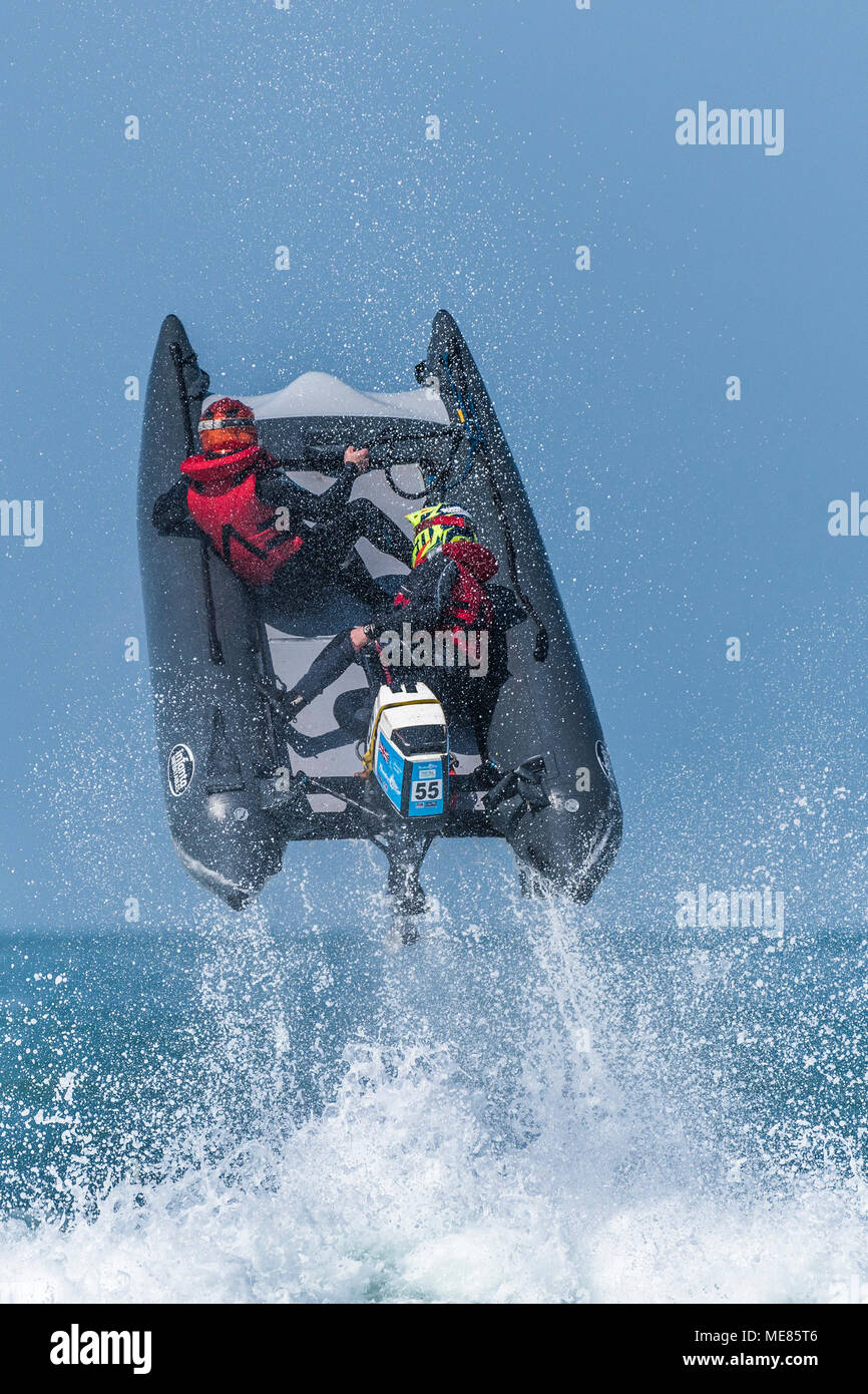 Newquay, Cornwall, UK. 21 avril, 2018. Le 5ème prb mis à l'UK a retourné à la célèbre plage de Fistral Newquay pour les Rounds 3&4 de la 2018 Le 5ème prb mis à l'championnats. L'action aérienne spectaculaire que certains des bateaux gonflables de 4m a frappé le surf et d'atteindre des hauteurs de 20 +ft dans l'air. Gordon 1928/Alamy Live News Banque D'Images