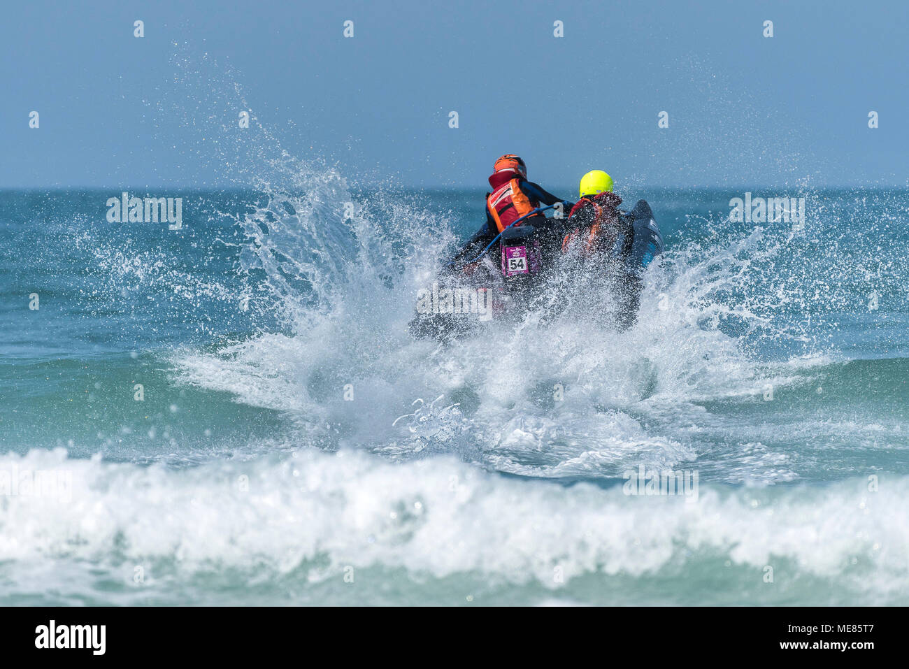 Newquay, Cornwall, UK. 21 avril, 2018. Le 5ème prb mis à l'UK a retourné à la célèbre plage de Fistral Newquay pour les Rounds 3&4 de la 2018 Le 5ème prb mis à l'championnats. Comme l'action explosive 4m bateaux gonflables frapper le surf et d'atteindre des hauteurs de 20 +ft dans l'air. Gordon 1928/Alamy Live News Banque D'Images
