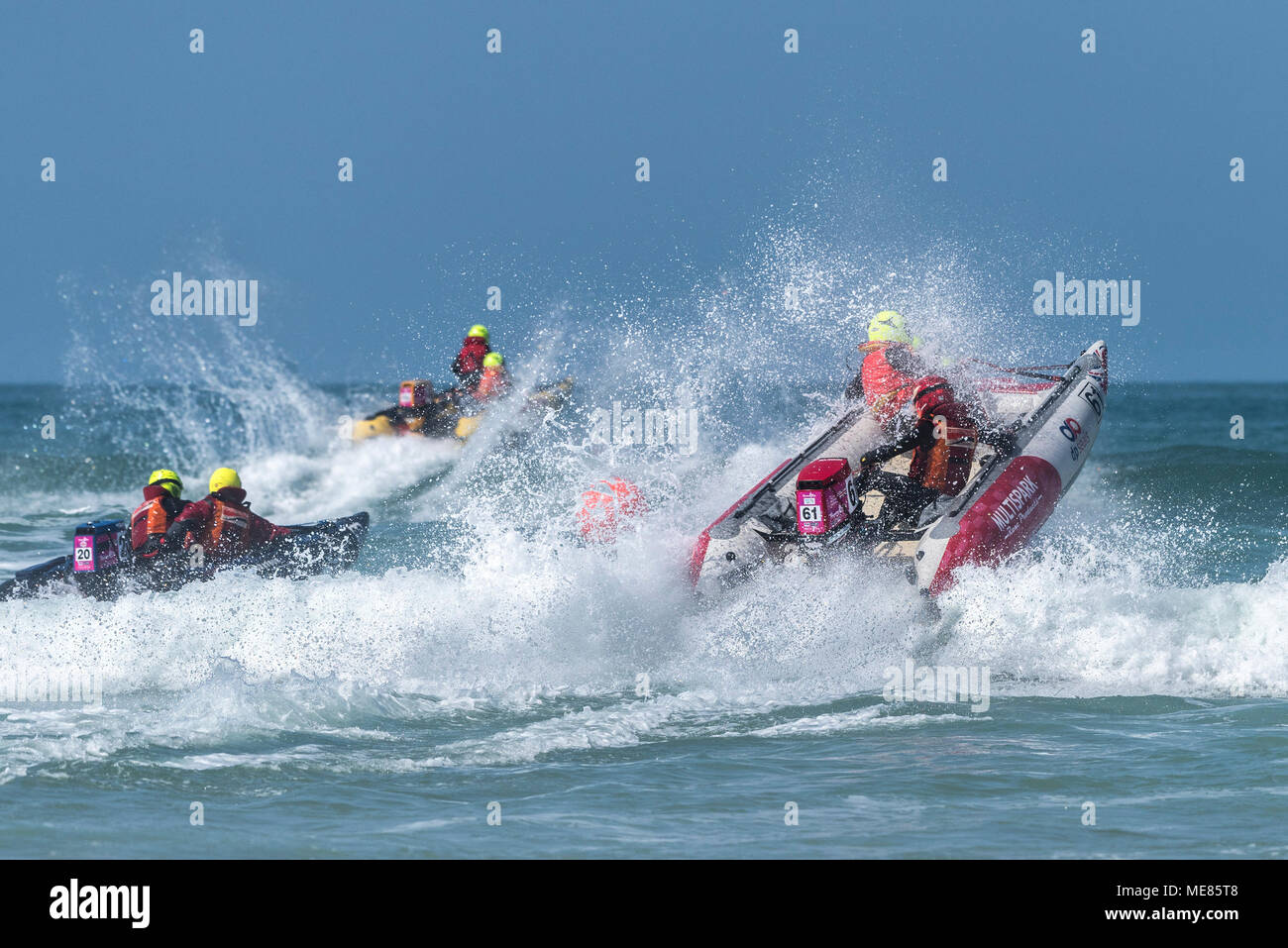 Newquay, Cornwall, UK. 21 avril, 2018. Le 5ème prb mis à l'UK a retourné à la célèbre plage de Fistral Newquay pour les Rounds 3&4 de la 2018 Le 5ème prb mis à l'championnats. Comme l'action explosive 4m bateaux gonflables poinçon dans le surf et d'atteindre des hauteurs de 20 +ft dans l'air. Gordon 1928/Alamy Live News Banque D'Images