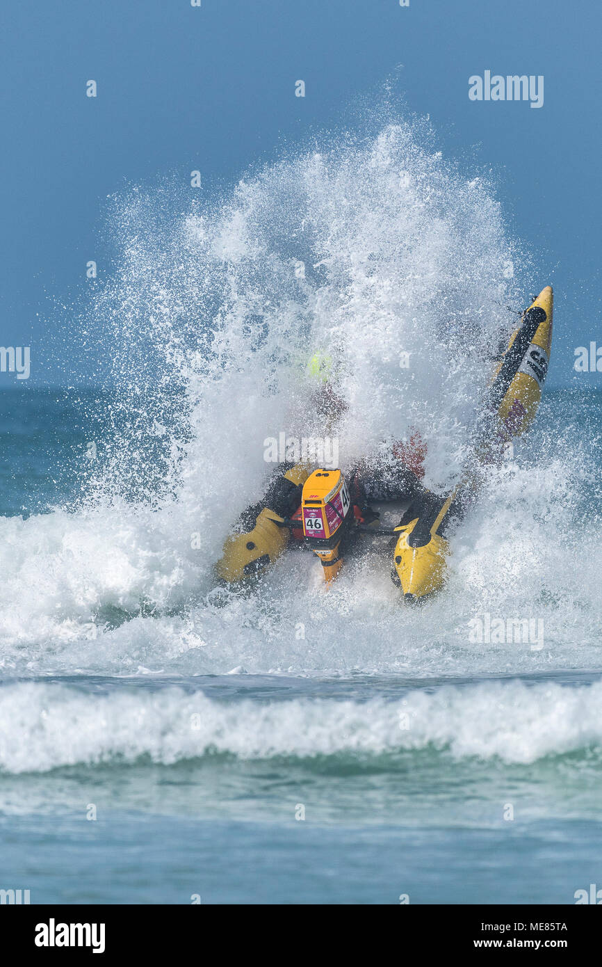 Newquay, Cornwall, UK. 21 avril, 2018. Le 5ème prb mis à l'UK a retourné à la célèbre plage de Fistral Newquay pour les Rounds 3&4 de la 2018 Le 5ème prb mis à l'championnats. Comme l'action explosive 4m bateaux gonflables poinçon dans le surf et d'atteindre des hauteurs de 20 +ft dans l'air. Gordon 1928/Alamy Live News Banque D'Images